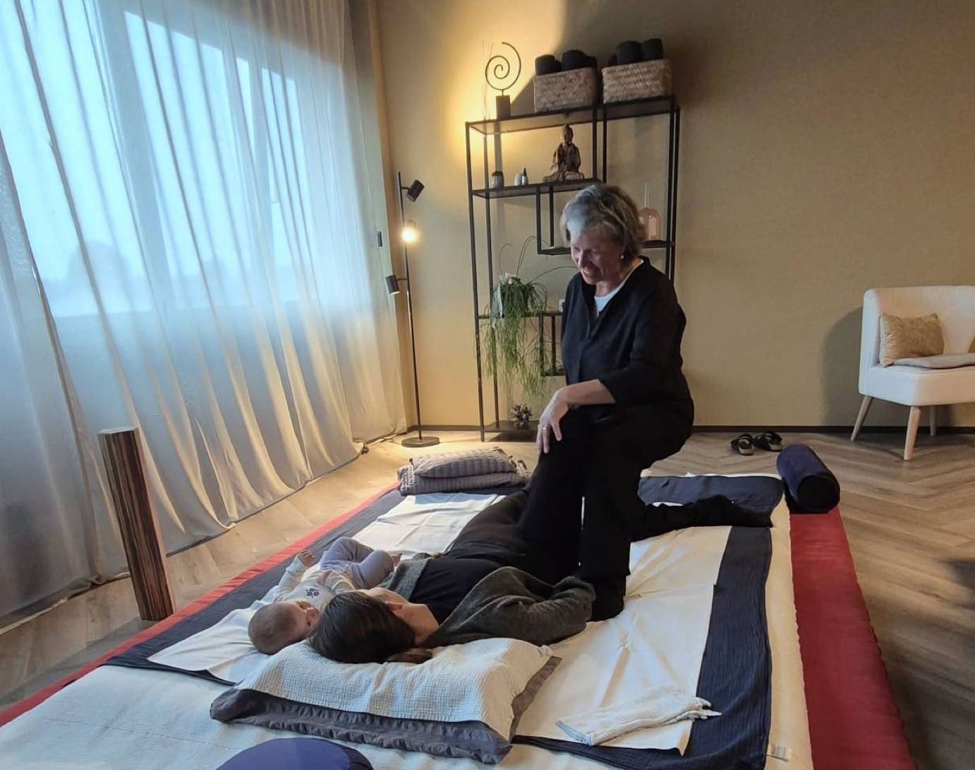 Während einer Shiatsu Mutter und Kind Behandlung. Auch zu Hause möglich.