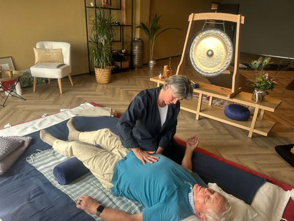 Eveline Ghidoni während einer Shiatsu-Behandlung Sitzungen in Sursee