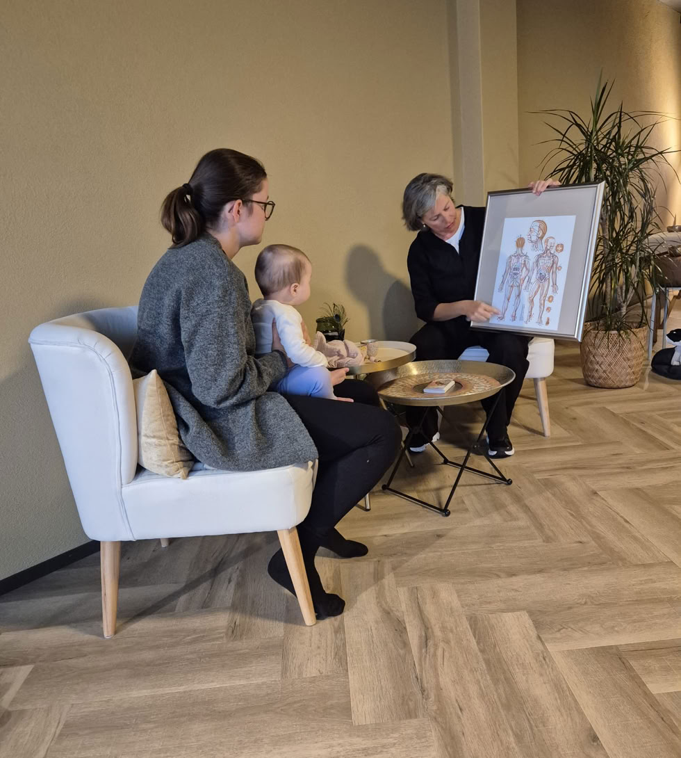 Eveline Ghidoni während einer Shiatsu-Behandlung Kind Sitzungen Sursee (Oberkirch, Schenkon, Mauensee, Nottwil) Krankenkassen Anerkennung (EMR/ASCA)